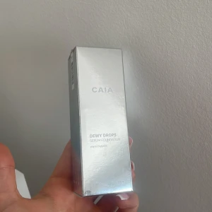 Caia dewy drops  - Ny skick i nya färgen 30N säljer på grund av att den är för mörk. Skriv om ni har funderingar eller frågor. 