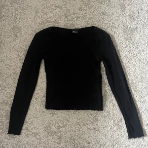 Svart långärmad topp från Gina Tricot S - Snygg svart långärmad topp från Gina Tricot. Perfekt för en stilren look. Passar bra till både jeans och kjol. Enkelt och tidlöst plagg för garderoben. Storlek S