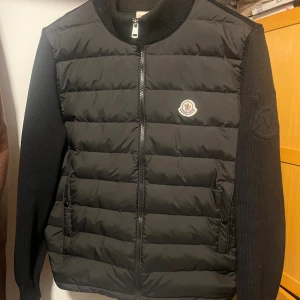  Moncler Cardigan  - Moncler Cardigan i jätte bra skick. Priset kan diskuteras vid snabbäffar.