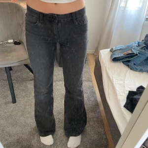 Jeans - Säljer ett par snygga gråa jeans från Only köpta på About You. Storlek XS/30, fint skick använda fåtal gånger. Nypris 345kr Midjemått rakt över: ca 35 cm Innerbenslängd: ca 74 cm