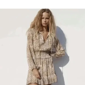Zara miniklänning - Säljer denna super super fina klänning från Zara💞💞💞helt slutsåld o jätte bra skick💞💞pris kan diskutera 