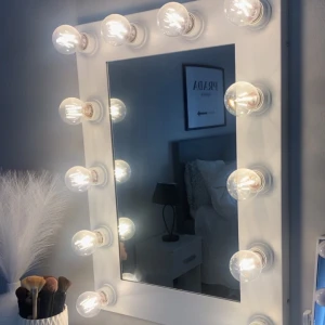 Sminkspegel med belysning - Elegant sminkspegel med inbyggd belysning. Spegeln har en vit ram och är omgiven av flera glödlampor för optimal belysning vid sminkning. Perfekt för att skapa en professionell sminkhörna hemma. Mötes endast upp i Halmstad . Skriv om ni är intresserade! (KÖPA BÅDA SPEGLAR = 1000) (KÖPA STOR = 800) (KÖPA LITEN = 200)