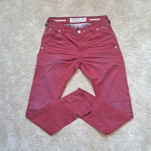 Röda Jacob cohën jeans - w31 - Hej säljer ett par unika jeans från Jacob cohën jeans. Dom är röda med lite lätt vit nyans i dom. Dom är snygga att ha till fester om man vill klä sig snyggt och unikt. Storlek w31. Uppskattar att dom är i L32. Nypris: +4000kr. Hör av dig om du har några frågor eller vill ha fler bilder. Mvh Galgen 🤗