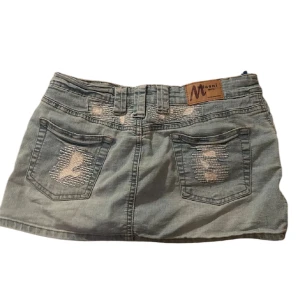 Miniskirt💖 - Snygg jeanskjol från Miont med slitna detaljer och femficksdesign. Kjolen har en klassisk blå jeansfärg och är perfekt för en avslappnad stil. Den har bälteshällor och en knappstängning framtill. Den hål i fickorna men tror det ska va så💖