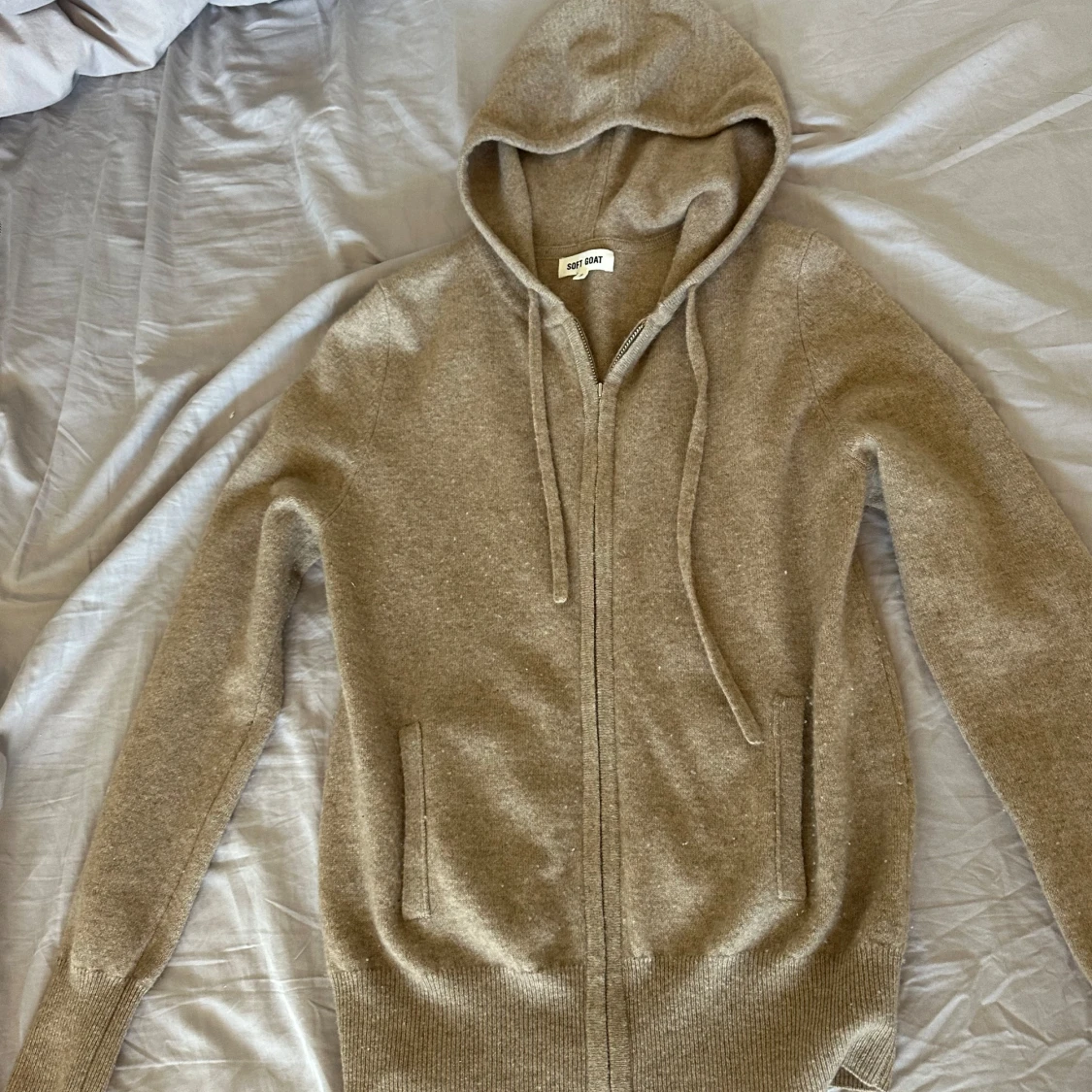 Beige hoodie från Soft Goat - 1