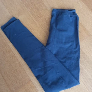 Barn leggings blå - Ett par blå leggings för barn i 10 till 11 års åldern. OBS! Det finns en liten fläck som borde kunna tvättas av. 