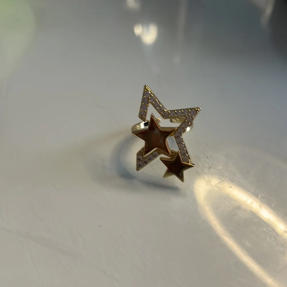 Säljer denna super snygga guldring från Ioaku’s julkalender. Ringen är i nyskick och är justerbar. Nypris 599kr⚡️⭐️💕. Asusteet.