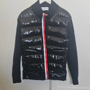 Moncler Cardigan - Säljer min marinblåa cardigan från moncler i storlek S. Den är använd ett fåtal gånger och är därför i nyskick! Skriv för eventuella frågor och bilder. Pris går att dikutera!
