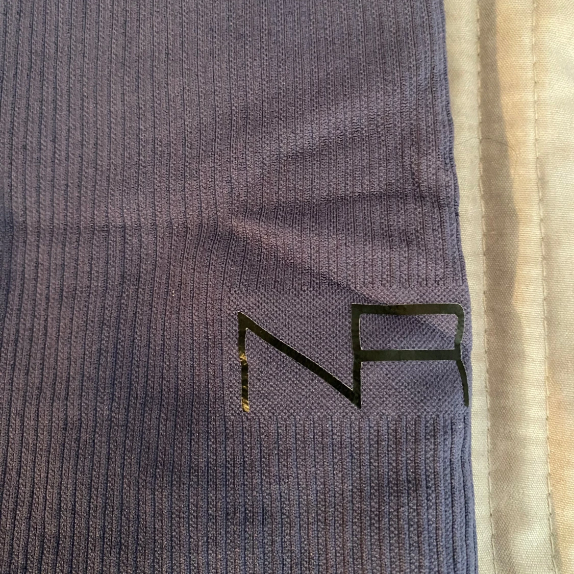 Lila ribbad träningströja och shorts från NA - 1