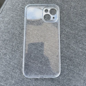 iPhone 14 skal - Säljer ett iPhone 14 skal som är perfekt för att skydda din telefon utan att dölja dess design. Skalet är flexibelt och lätt att sätta på och ta av. Passar utmärkt för dig som vill ha ett diskret skydd.