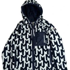 Moncler  - Moncler fleece cardigan. Storlek Xl. Skick 9/10 som ny. Pris 3990 nypris 9800. Nya säsongen. Finns att köpa på Fashionels.com