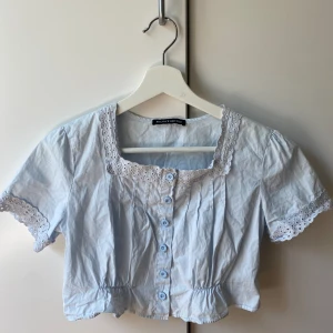 Brandy Melville blus  - Fint skick, hel och ren. Storlek 160, funkar säkert på en xxs. Ljus blå. 