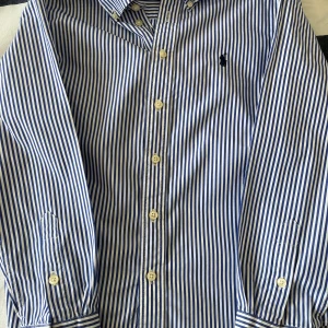 Ralph Lauren skjorta - 10/10 skick inga slitningar. Randig skjorta(blå och vit)