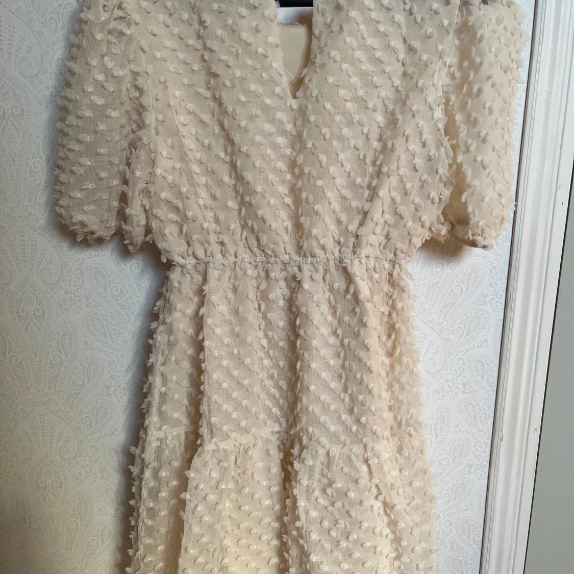 Beige klänning med textur - 1