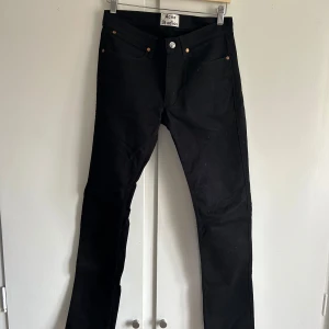 Svarta jeans från Acne Studios - Svarta jeans från Acne Studios i bra skick, använt bara fåtal gånger.