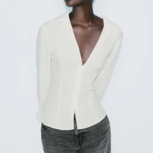 Vit kräm beige topp med v-ringning - Slutsåld Zara topp som aldrig använts. Lappar finns kvar 🤍