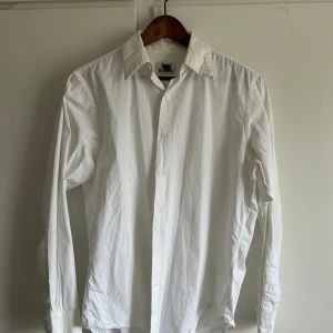 Vit skjorta från Acne Studios storlek M/L - Säljer en klassisk vit skjorta från Acne Studios. Skjortan har en stilren design med långa ärmar och knappar framtill.  