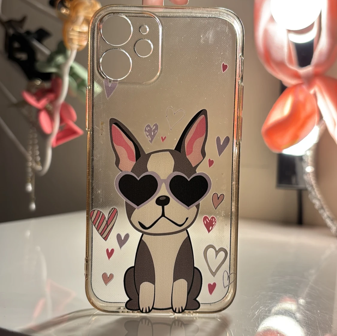 Mobilskal med hundmotiv och hjärtan