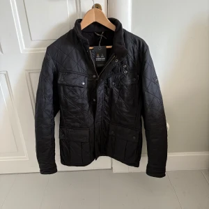Barbour jacka  - Säljer en snygg svart quiltad jacka från Barbour | Bra skick, använd (finns små tecken) 8/10 | Storlek: S | Perfekt nu till våren | Modell: Ariel Polarquilt Black | Tags finns | Nypris: 3400 mitt pris: 1399 | Hör av er vid funderingar! | A&Wfashion 🙌🏻🌟