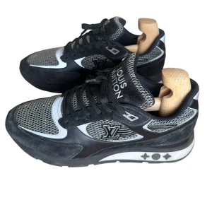 Louis Vuitton Run Away  - Louis vuitton Run Away sneakers. Storlek 8.5 Fits 43. Skick 8/10. Pris 6490 finns att köpa på Fashionels.com