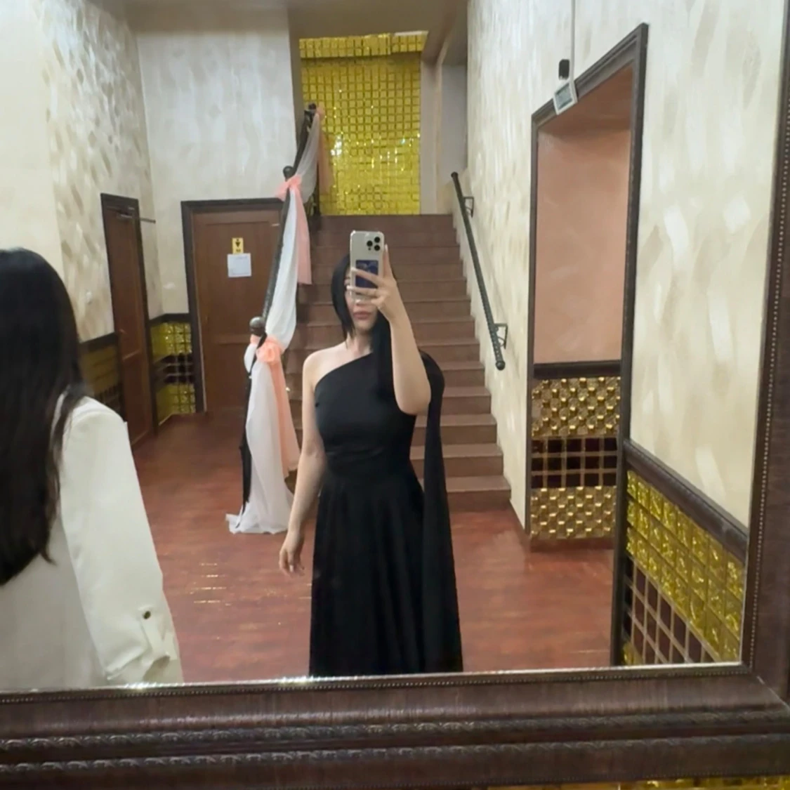 Svart oneshoulder klänning