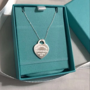 Tiffany & co halsband - Kedjan är utbytt mot deras andra kedja( andra bilden) köpt på vestaire collective för 2500💗💗(box till följer ej med) kom med bud💗