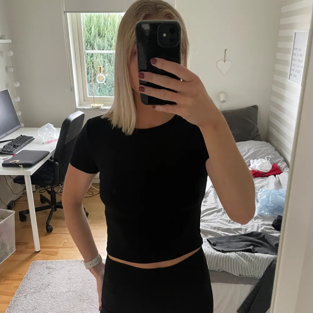 Croppad svart T-shirt från stradivarius. Väldigt skönt stretchigt material. T-paidat.