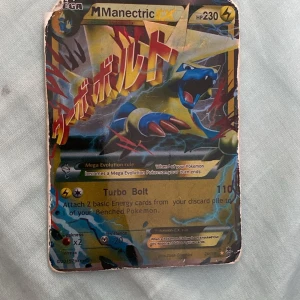 Pokémonkort M Manectric EX - Säljer ett Pokémonkort med M Manectric EX. Kortet har en färgglad design med blixtmotiv och japansk text. Det är en del av en samling och har en HP på 230. Perfekt för samlare eller Pokémon-entusiaster!