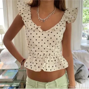 Vit prickig volangtopp - Säljer denna supersnygga prickiga toppen!😍😍första två bilderna är lånade, sista är min. Storlek Xs💗