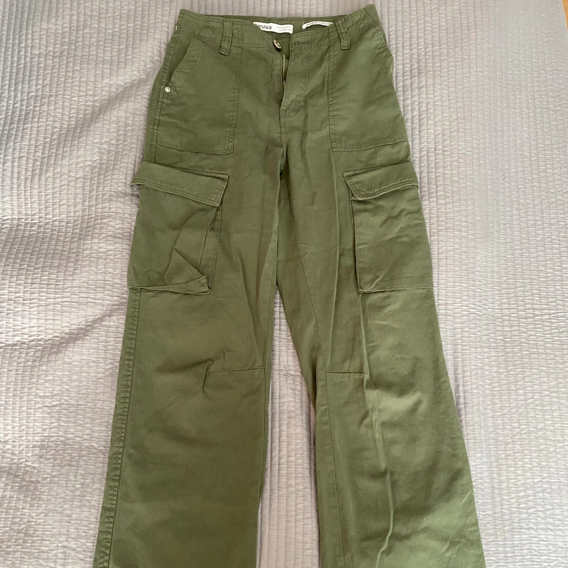 Olivgröna cargobyxor från Bershka
