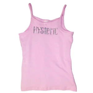 Y2k linne med rhinestones - Säljer en söt rosa linnetopp med smala axelband och texten 'Hysteric' i glittriga rhinestones. Väldigt cool och lägg att styla! 