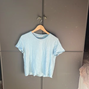 Ljusblå t-shirt - Säljer en enkel och stilren ljusblå t-shirt. Perfekt för en avslappnad look. T-shirten har korta ärmar och en rund halsringning.💕
