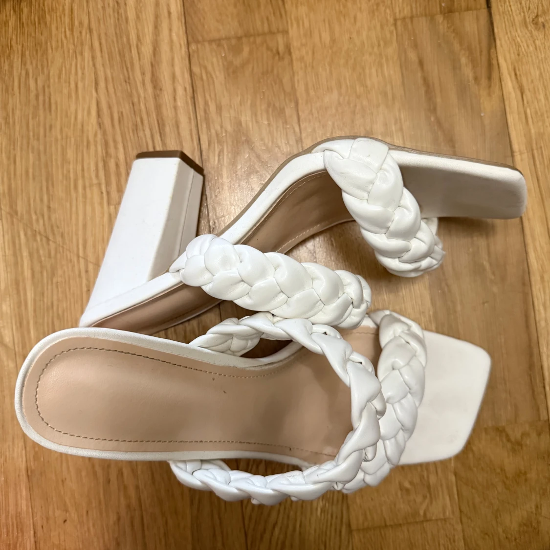 Vita heels  med flätade remmar - 1