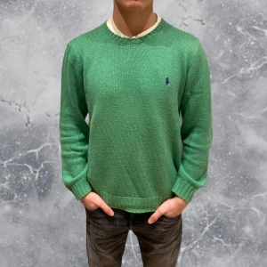 Ralph Lauren Stickad Cotton tröja grön - •Ralph Lauren Crewneck Sweater 100% cotton grön tröja. Skick: 8/10, Inga skador! Storlek: S Herr. Modell: 173 cm, 63 kg. Authentic: ✅. Hör av dig vid frågor eller funderingar, mvh Hessler’s;)