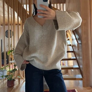 Beige stickad tröja med v-ringning - Mysig beige stickad tröja med v-ringning, storlek xs men passar även s💓