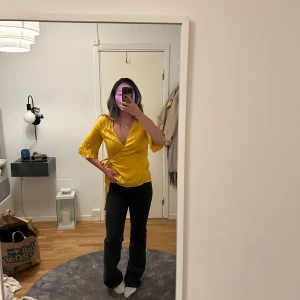 Gul omlottblus - Snygg gul omlottblus med v-ringning och trekvartsärmar. Från bondelid i storlek XS