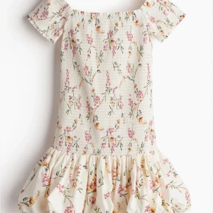 Blommig offshoulder klänning - Blommig klänning från HM som aldrig är använd, i storlek XS, kom gärna med bud ❤️💓