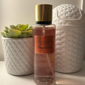 Victoria's Secret parfym - Säljer denna parfymen då jag själv inte tycker den luktar så gott längre. Den är använd cirka fyra gånger och är nästintill ny.💘Frakt tillkommer!