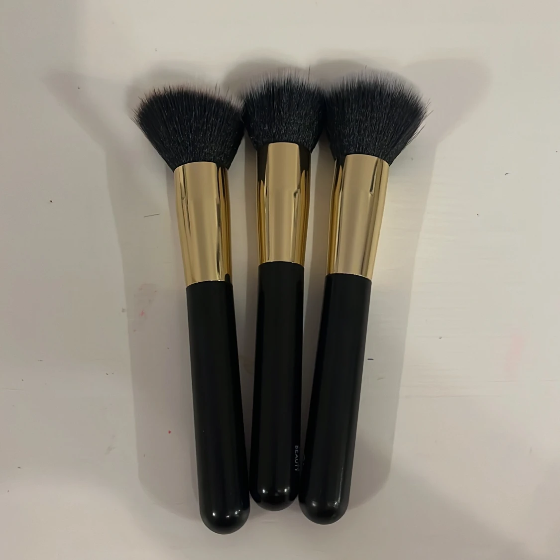 Set med tre sminkborstar