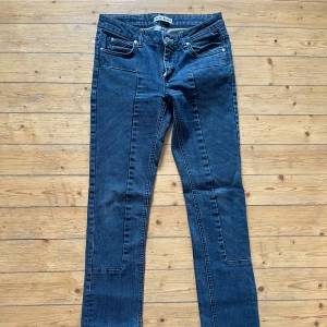 Mörkblå jeans från Acne Jeans - Snygga, raka mörkblå jeans från Acne med detaljerade sömmar. Super fint skick