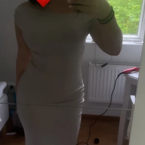 Beige långklänning med offshoulder - Säljer en stilren beige långklänning med offshoulder-design. Klänningen har en tight passform🤍