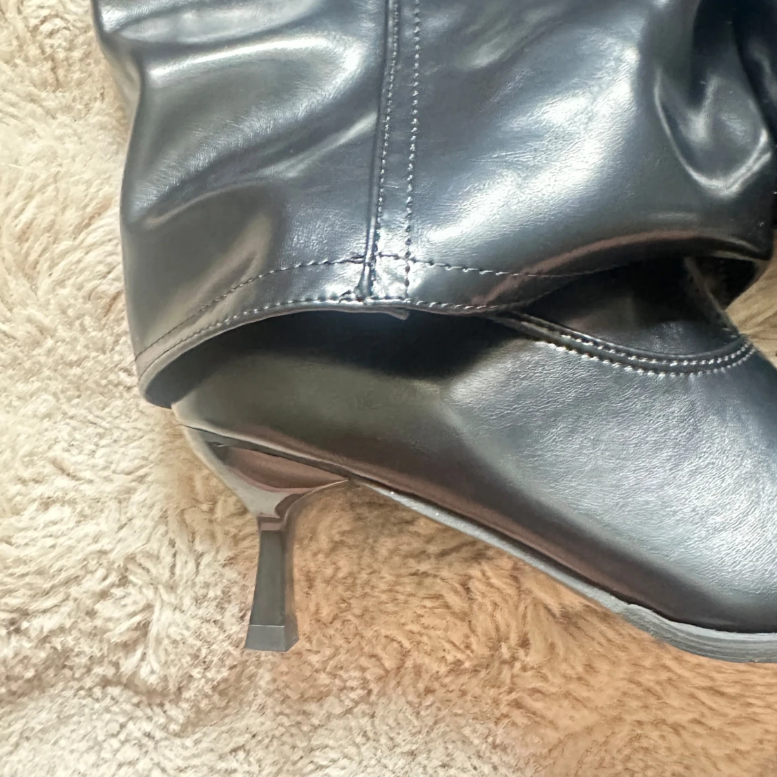 Svarta stövlar med klack och spetsig tå - 2