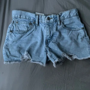Jeansshorts - Superfina jeansshorts med slitningar och hål
