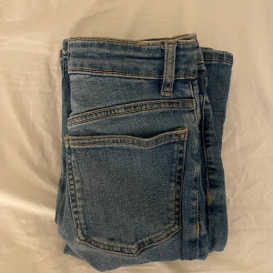 Blå jeansbyxor från Zara - Säljer ett par klassiska blå jeans från Zara med normal passform och bootcut. Jeansen har fem fickor, bälteshällor och stängs med dragkedja och knapp. Perfekta till vardags och lätta att matcha med olika toppar.
