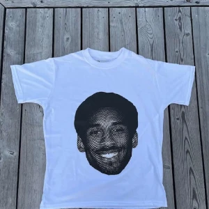 Kobe graphic t-shirts  - Jätte snygg kobe t-shirt tillgänglig i storlek L. Våran t-shirt är tillverkade av 100 % bomulls material som är perfekt nu till sommaren. T-shirten har en boxy fit, våran modell på sista bilden är ca 181 cm lång och bär storlek M.