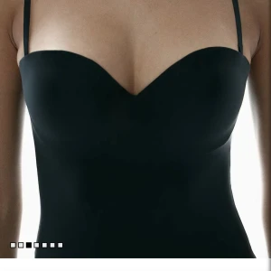 Svart tubtopp med smala axelband - Snygg svart tubtopp med smala axelband och figurnära passform. Perfekt att styla till olika outfits för en stilren look. Enkel och klassisk design som passar till mycket. Body från hm helt ny. Först till kvarn.