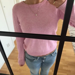 Ljusrosa stickad tröja - Säljer denna ljusrosa tröja från VILA💕