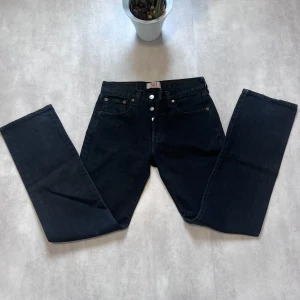 Levi jeans svarta! -  🖤 Klassiska Levi’s 501 Tidlösa för endast 149kr! (🛍️ Originalpris: 800–1000 kr) Svarta Levi’s 501 med raka ben och knappgylf – en riktig ikon! Fem fickor, klassisk passform och den välkända läderpatchen bak i midjan.  📏 Storlek: W28 L32 🧵 Skick: Mycket bra stick  Perfekta för dig som gillar tidlös stil och vill ha jeans som funkar till allt – både vardag och fest. 📩 Skriv i DM om du vill slå till!