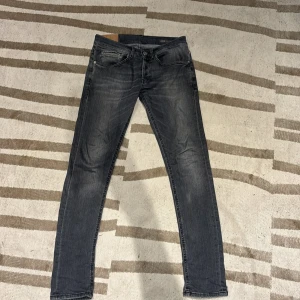 Dondup jeans - Säljer ett par mörkgråa jeans från Dondup i modellen  George. Dem är i skinny fit model o storlek 30