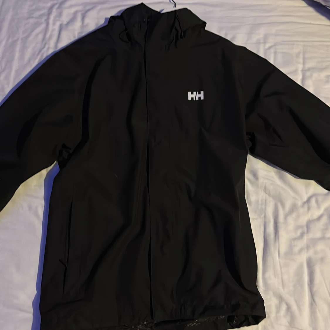 Svart regnjacka från Helly Hansen